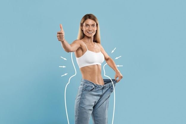 Mulher mostrando a calça jeans que ficou larga